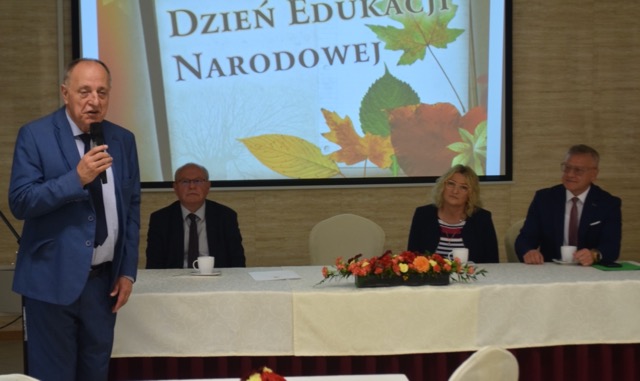Nauczyciele z placówek powiatowych z nagrodami starosty malborskiego i kuratora oświaty