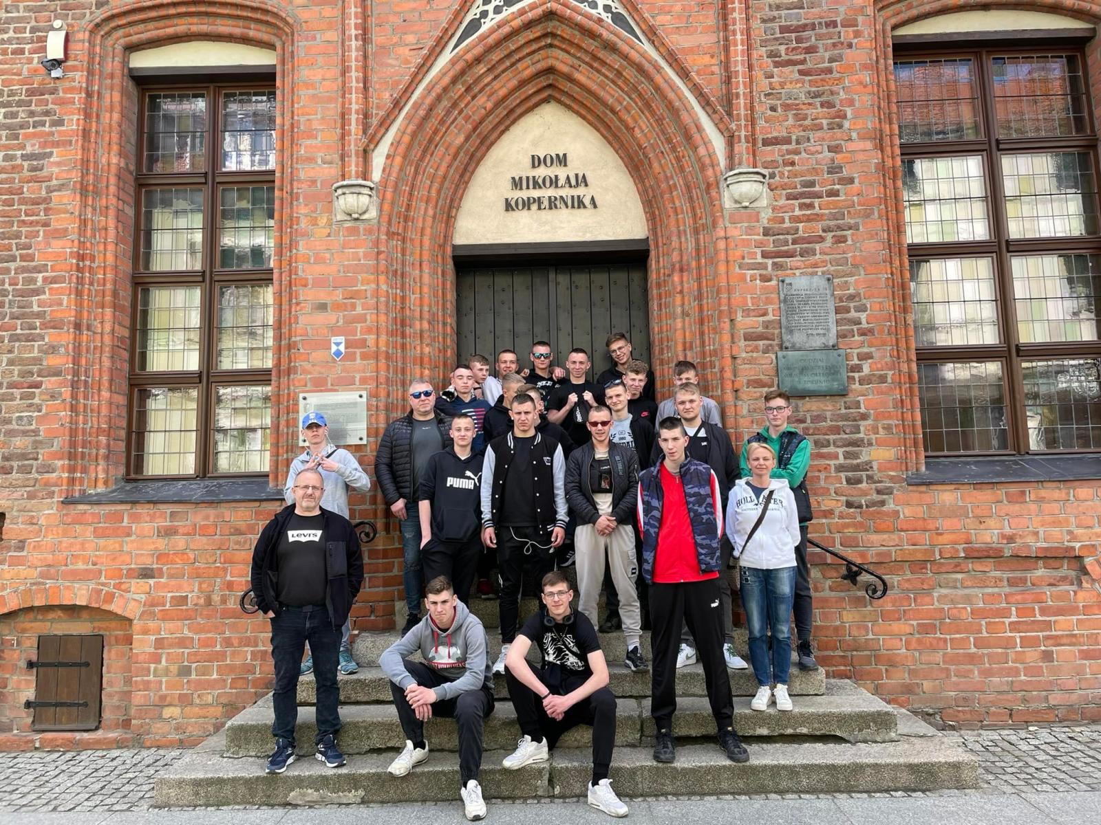 Wychowankowie Młodzieżowego Ośrodka Wychowawczego w Malborku w dniach 8-9 maja wzięli udział w wycieczce do Torunia zorganizowanej w ramach programu rządowego “Poznaj Polskę”.